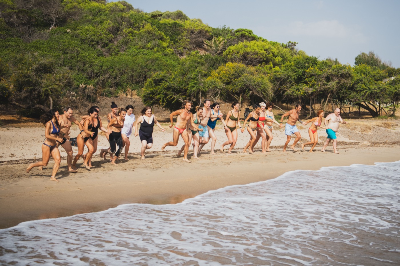 Il gruppo corre verso il mare