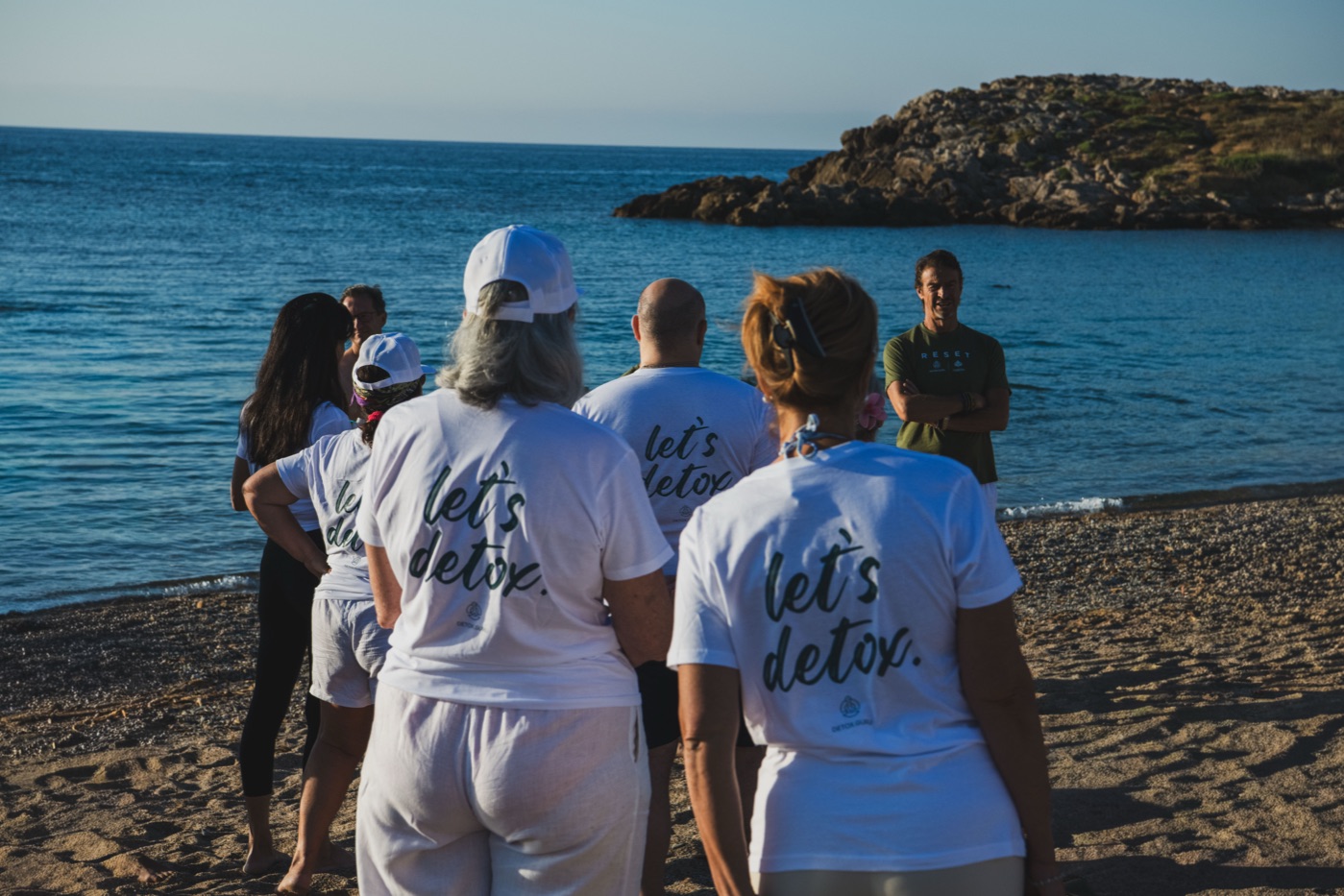 Il gruppo riunito davanti al mare